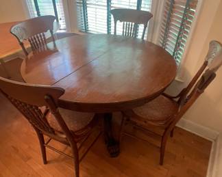 Beautiful round antique table with Claw feet 4 antique chairs