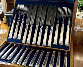 Antique Victorian silver plated King's Pattern fish cutlery for twelve. Housed within its original oak fitted case with blue satin and velvet interior. Each knife and fork is marked for the Goldsmiths & Silversmiths Co., London, England.