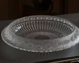 Closer view of the stunning Lalique crystal Marguerites bowl