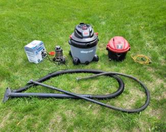 2 shop vacs, 2 submersible sump pumps