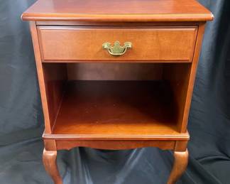 Queen Anne Style One Drawer Side Table Nightstand