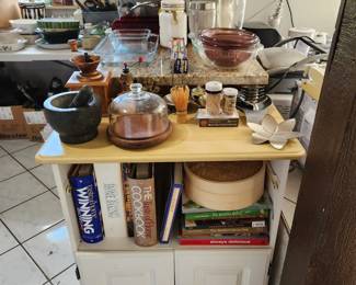 Cookbooks, kitchen items
