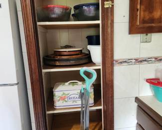 Mixing bowls, ceramic items, trash can