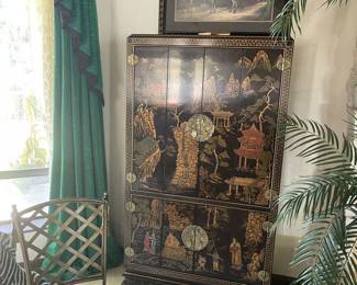 A HENREDON CHINOISERIE STYLE ILLUMINATED CABINET
Late 20th Century
With panel doors. In very good condition.
72½ x 41 x 21 inches