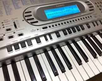 CASIO WK-1630 76 KEY KEYBOARD, 232 TONES, 128 RHYTHM PATTERNS IN GOOD WORKING CONDITION