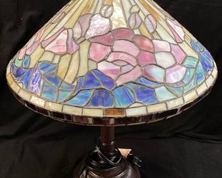 TIFFANY STYLE STAINED GLASS TABLE LAMP