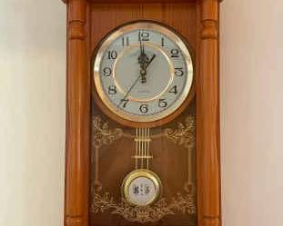 Classic Quartz Pendulum Chiming Wall Clock