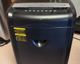 Amazon Basics Paper Shredder