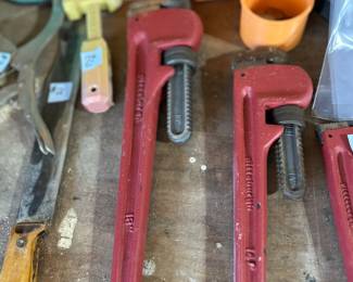 Pipe wrenches
