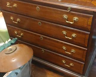 COUNCILL CRAFTSMEN Banded Mahogany Chippendale Style Bachelor Chest with slide out