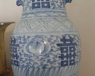 Blue and white Chinese porcelain vase, Qing Dynasty 19th century.
With decoration of double happiness characters /peonies and scrolls. Foo lions shaped handles.