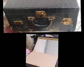 Wilt Alligator Skin Vanity Case
With powder jars and jars for liquid has never been used. Compartments for jewelry and a separate side that is empty and a mirror.
Black alligator with brass hardware