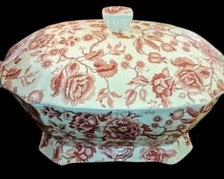 English Chippendale Red Pink by Johnson Brothers
Width: 13 3/8 in
Height: 9 in
Knob Handle
Crafted In England
Hand Wash
Discontinued Piece
