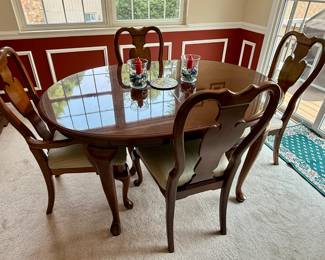 Queen Anne Table and Chairs - Universal Furniture LTD