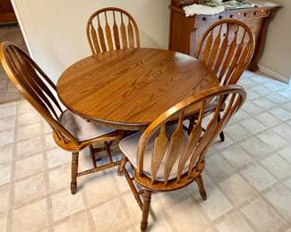 Traditional Oak Round Pedestal Table and Chairs