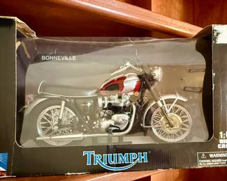 1:6 Scale die-cast model - Triumph Bonneville Motorcycle - NewRay
