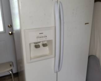 Side by side refrigerator