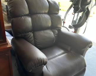 #123 Brown Vinyl Lift Chair Golden Technologies $250.00