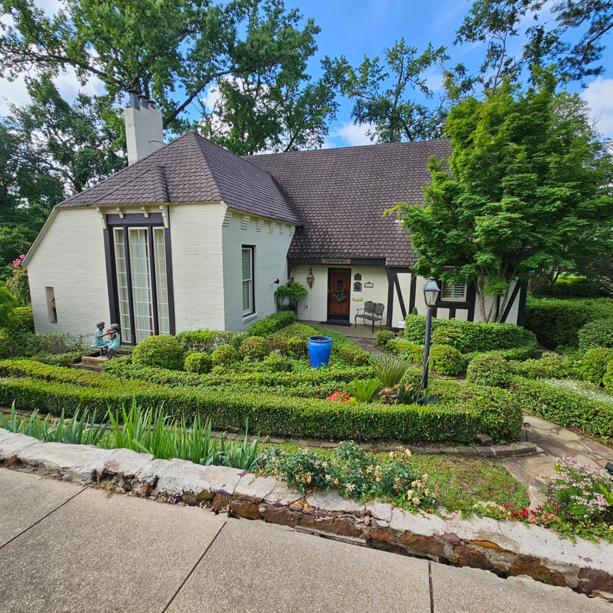 212 W Dobbs is a staple for the Azalea Trails each spring