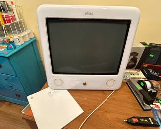 eMac Computer A1002 with Keyboard and Mouse