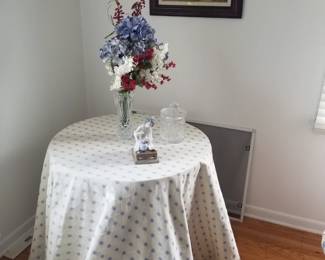 Accent table