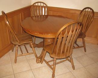 Pedestal table/ 1 leaf/ 2 additional chairs to make 6