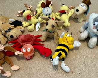 Large selection of vintage plush toys, Hallmark animated plush toys & Beanie Babies
