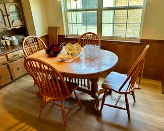 Nice oak kitchen table with matching chairs and extra leaf
