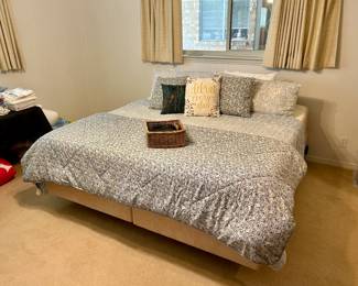 Very nice king Tempur-Pedic bed set