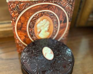 Nice vintage Avon Cameo