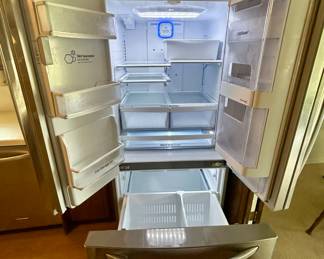 Wry nice LG Stainless Refrigerator