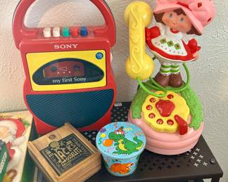 Very cool Strawberry Shortcake phone & other vintage toys & games