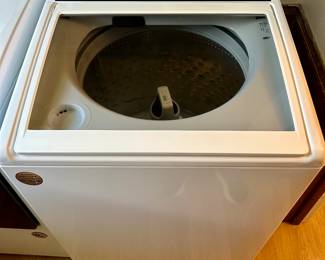 Very nice Whirlpool top loading washing machine -works great