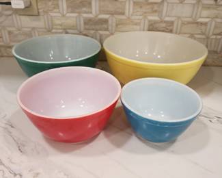 VINTAGE SET OF 4 STACKING COLORFUL PYREX MIXING BOWL