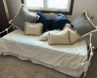 Day Bed Bedding Set with Pillows $38.00