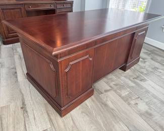 Hooker Furniture 6 Drawer Executive Desk (36"D x 72"W x 31"H)