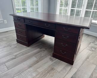 Hooker Furniture 6 Drawer Executive Desk (36"D x 72"W x 31"H)