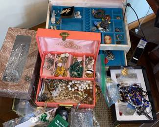 Assorted jewelry