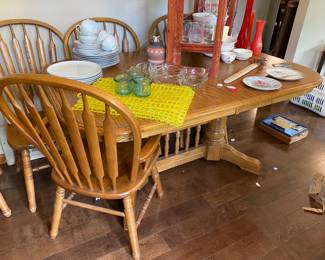 Lovely oak dining room table with leaves, 4 side chairs and 2 capt. chairs -make many memories around this table!
