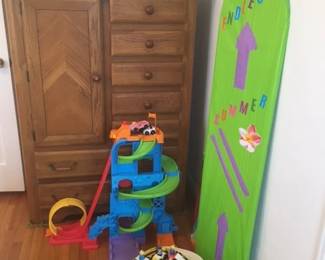 Oak chest of drawers & toys