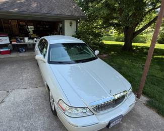 2004 Lincoln Townvar, immaculate! Must see!