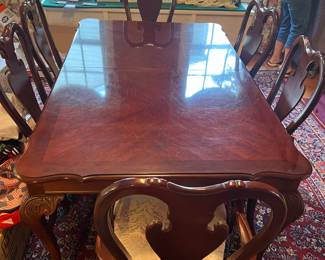 Drexel Heritage Dining table with table pads, extender & Chairs. Lightly used condition.