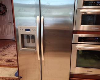 KitchenAid stainless refrigerator/freezer. Door ice and water dispensers DO NOT WORK. Everything else works perfectly