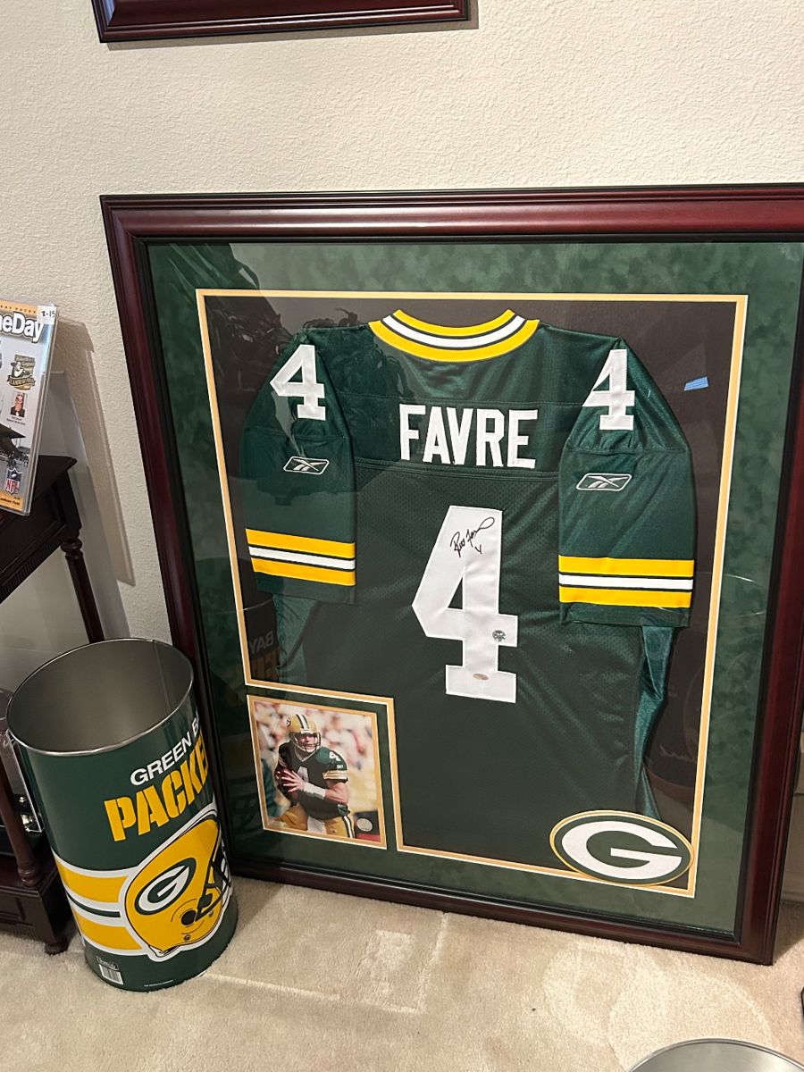 Authenticated Brett Farve signed jersey