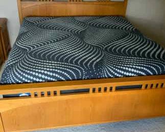 Thomasville King Size Wood Bed Frame Sealy Hybrid Mattress