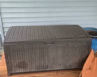 SUNCAST 30 GAL STORAGE