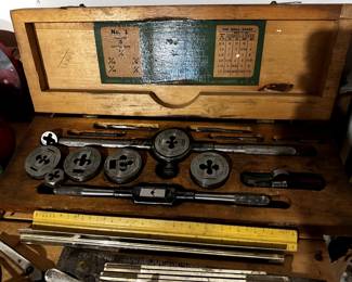 VINTAGE GREENFIELD DIE SET IN WOODEN BOX