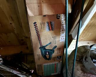 BLACK DECKER SHRUB TRIMMER
