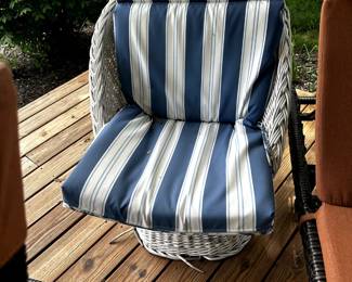 WICKER EGG CUP BUCKET ACCENT CHAIR