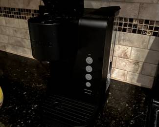 KEURIG COFFEE MAKER